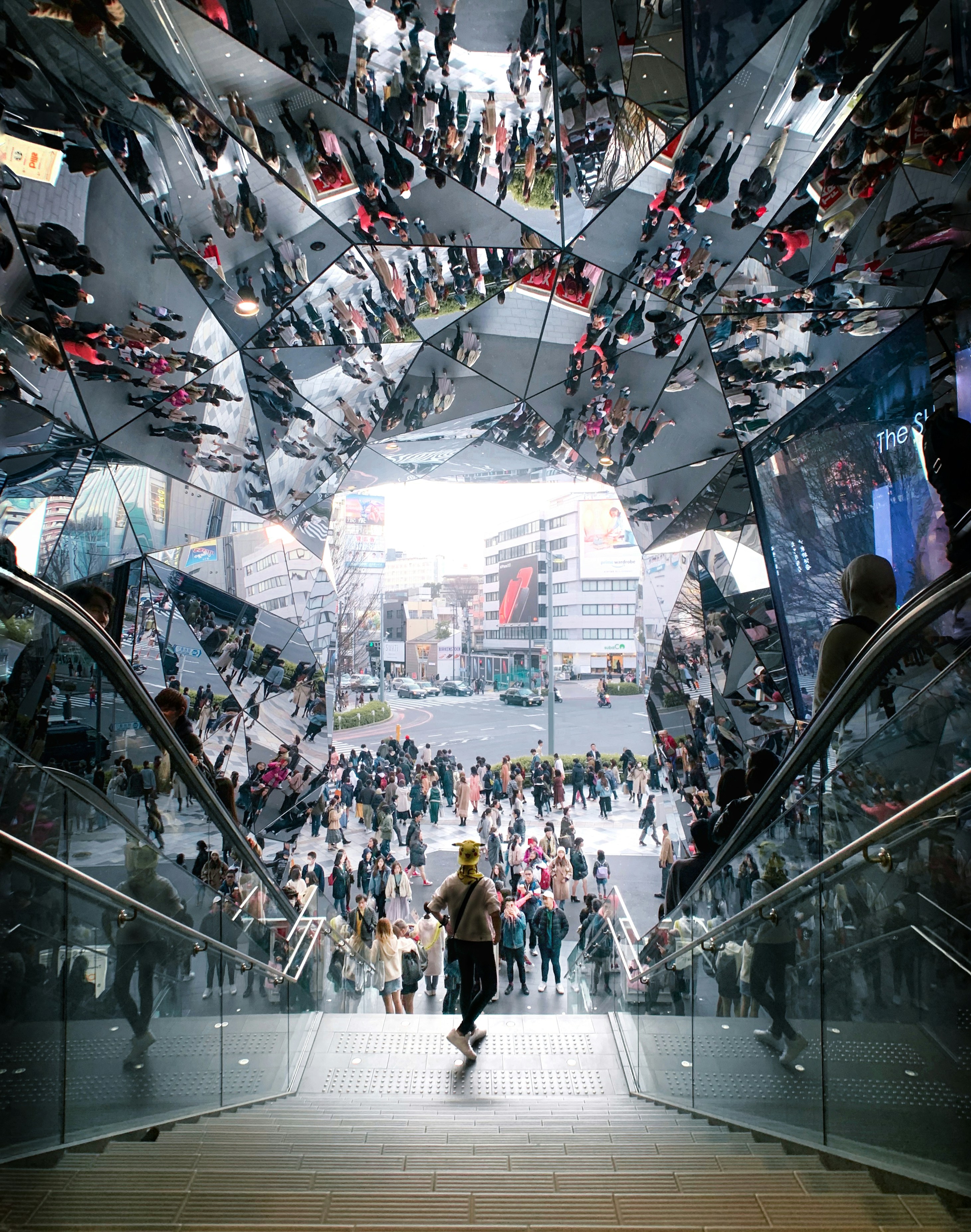 People in building photo – Free Japan Image on Unsplash
