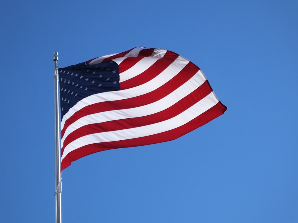 기둥에 미국 국기