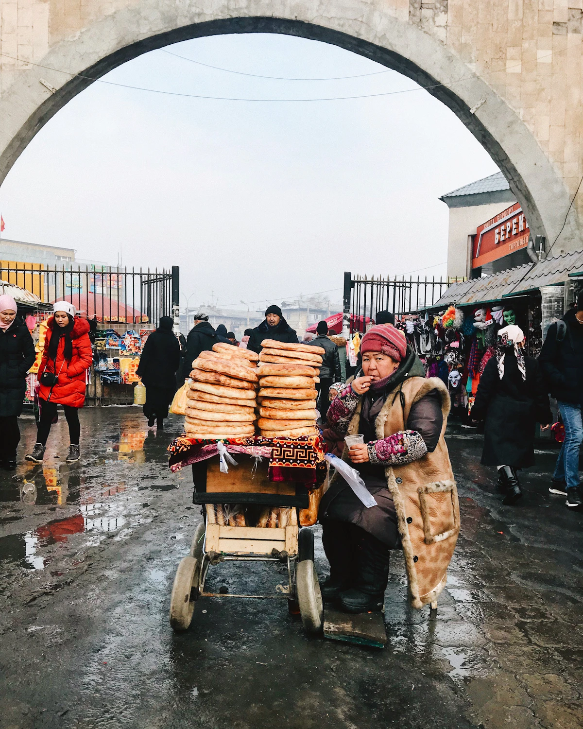 Женщина на базаре в Бишкеке с традиционными лепёшками — колорит Центральной Азии. Фото: Irene Strong / Unsplash