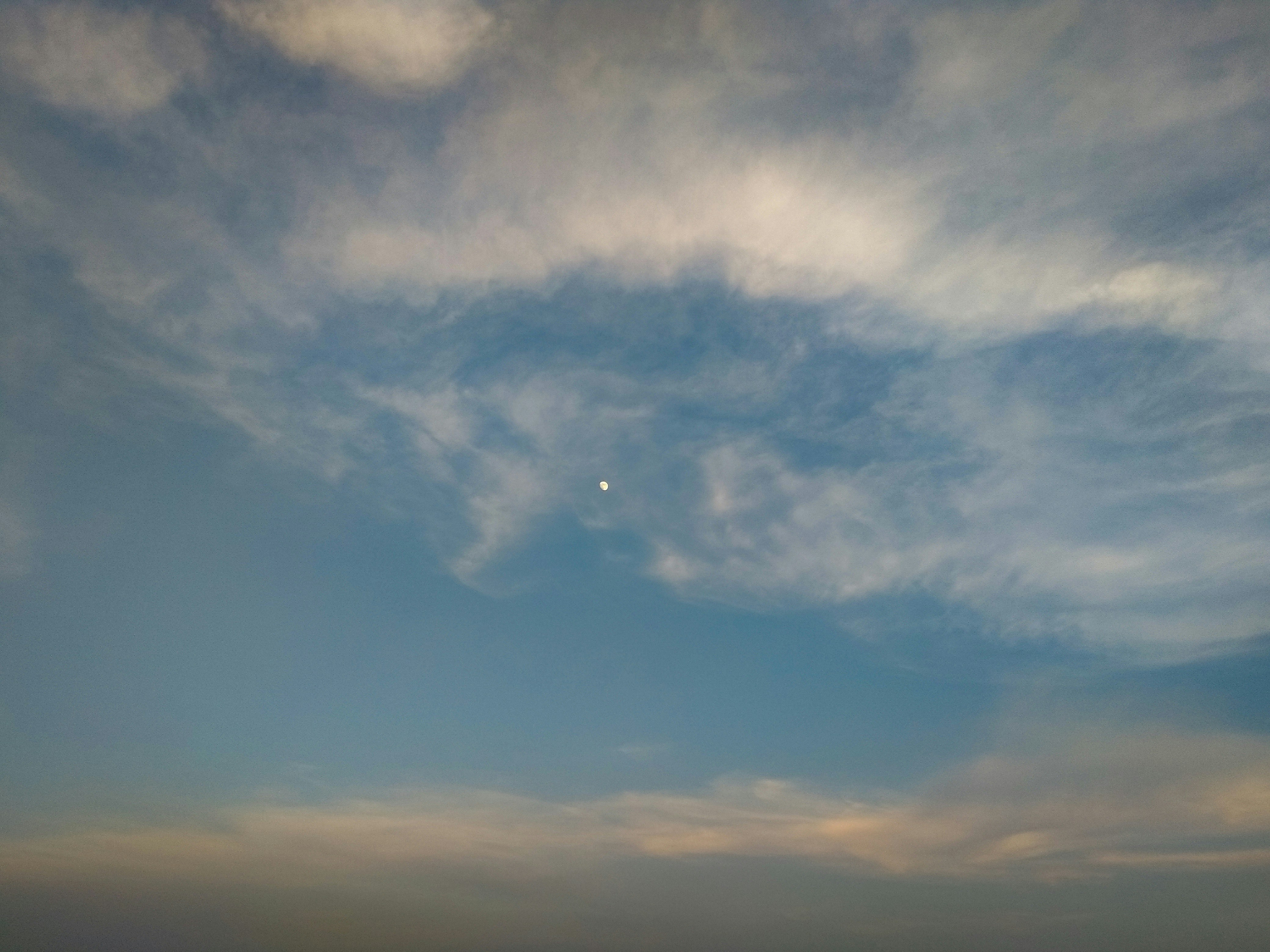 il cielo è pieno di nuvole e mezza luna
