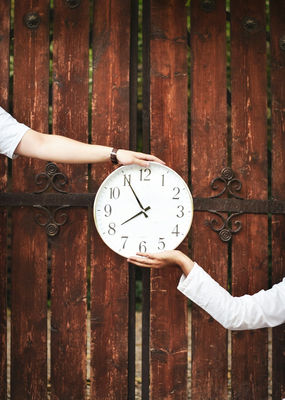 round black analog clock