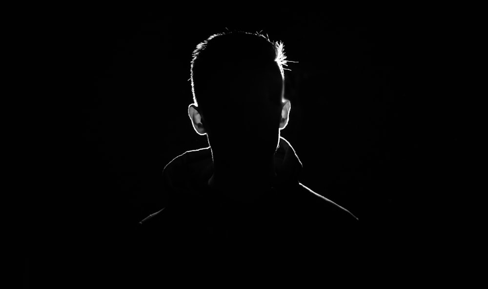 Une silhouette d’homme dans le noir