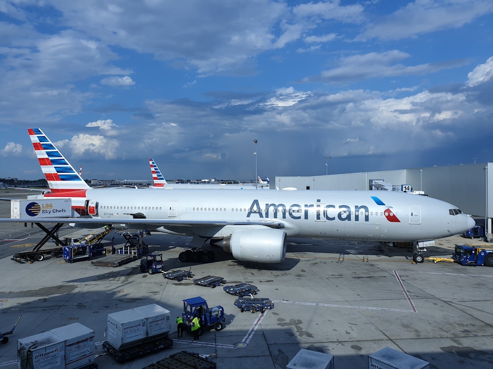 Avión de pasajeros estadounidense en el aeródromo durante el día