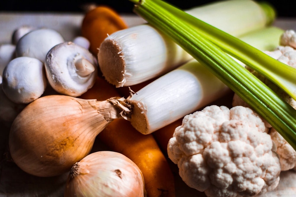 close-up photography of brown onions