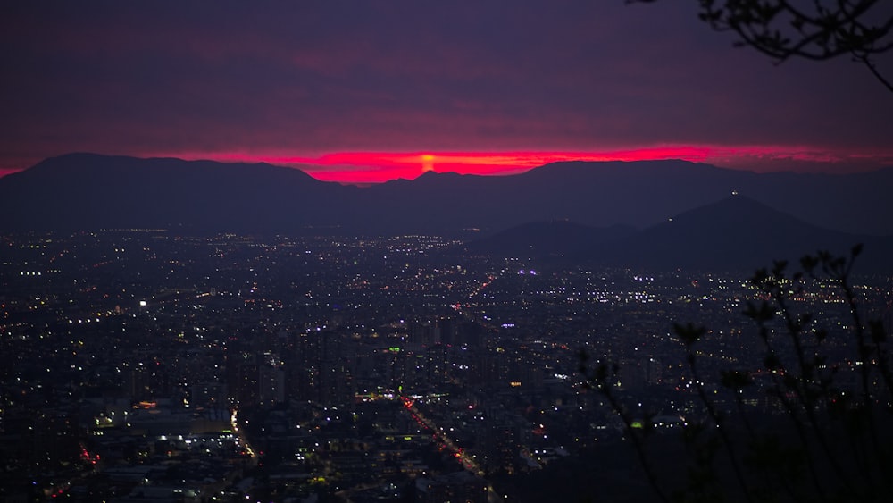 Stadt mit Hochhäusern in der Nacht