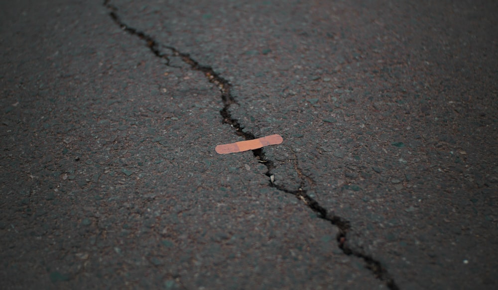 Pansement orange sur la fissure de la surface du béton