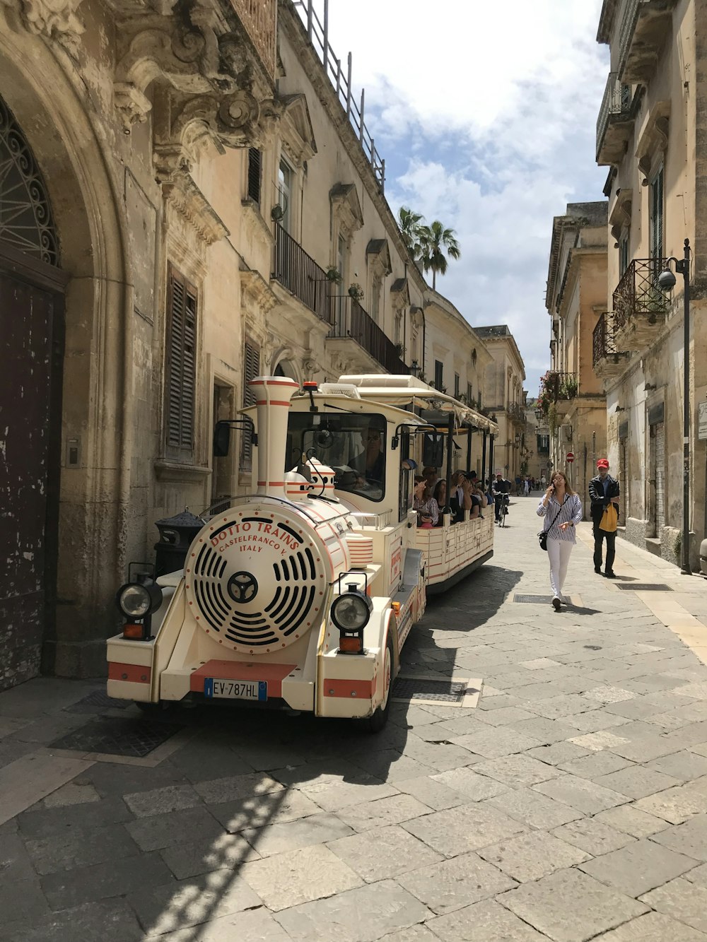 veicolo parcheggiato accanto agli edifici durante il giorno