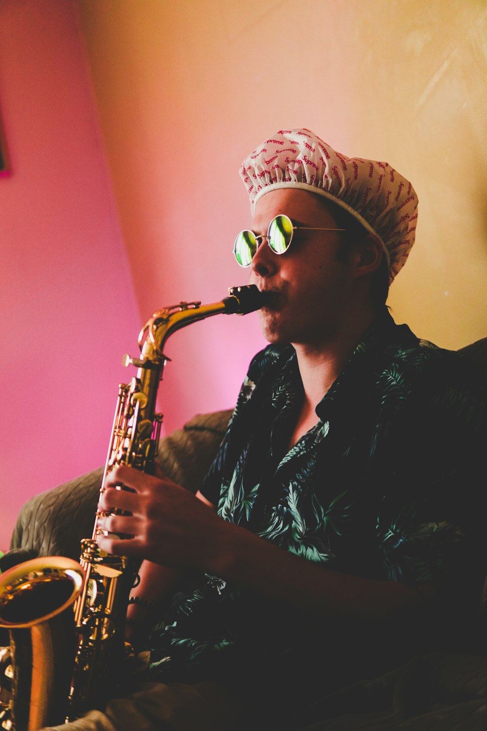 homme jouant du saxophone