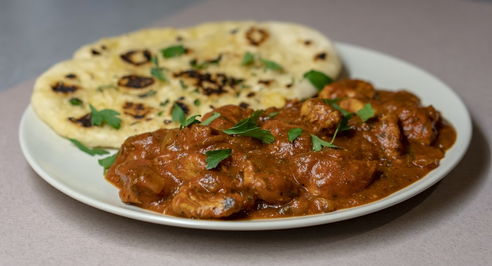 Roti e fatias de carne com molho no prato