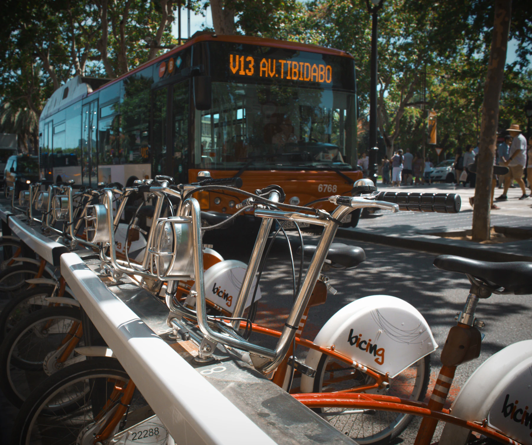 Autobús de transporte público en Barcelona, con bicicletas compartidas en la calle