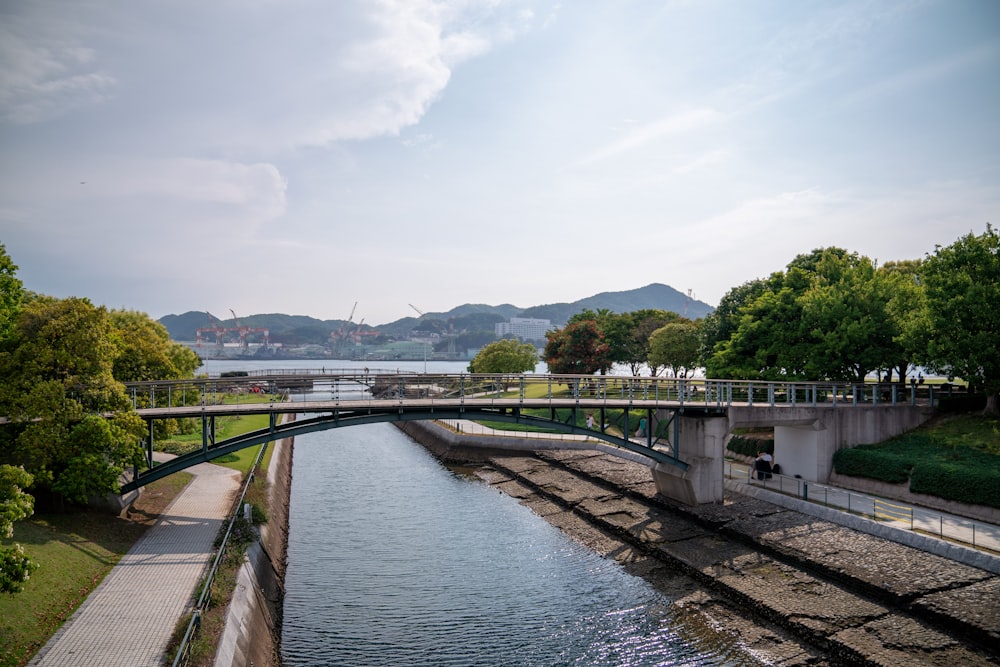 ponte de concreto cinza sobre a água