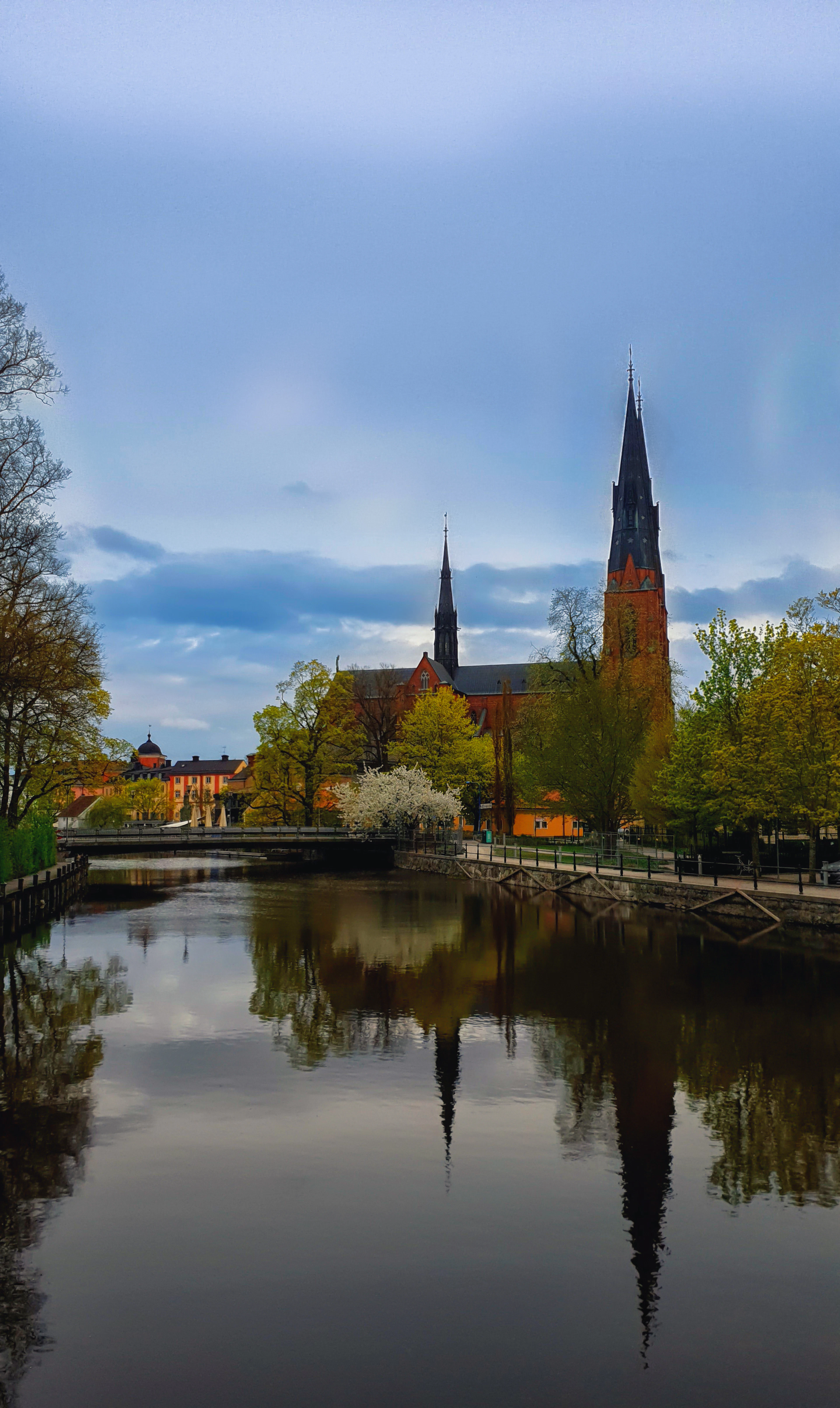 Uppsala domkyrka vid Fyrisån en solig dag