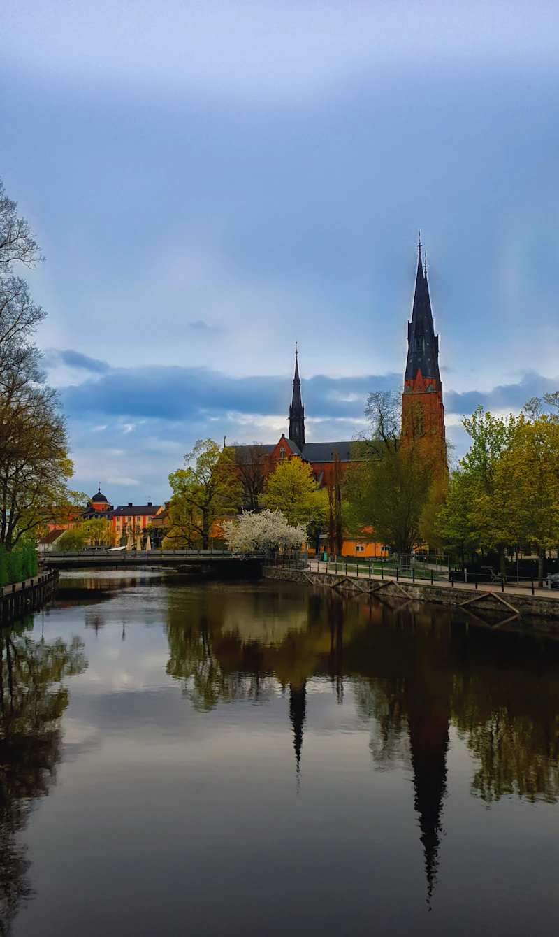 Uppsala domkyrka vid Fyrisån