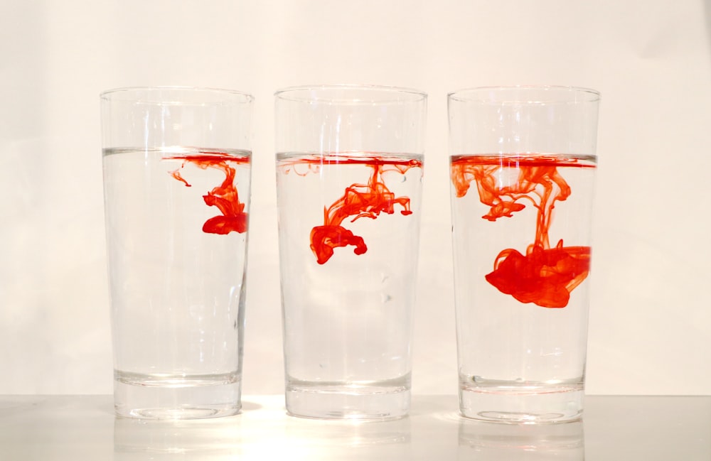 polvere rossa in tre bicchieri trasparenti