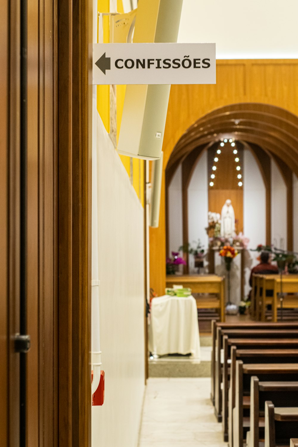 panchine all'interno della chiesa