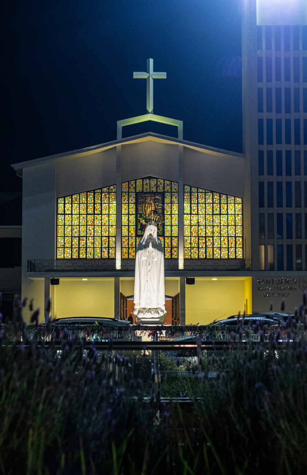 Catedral iluminada con cruz