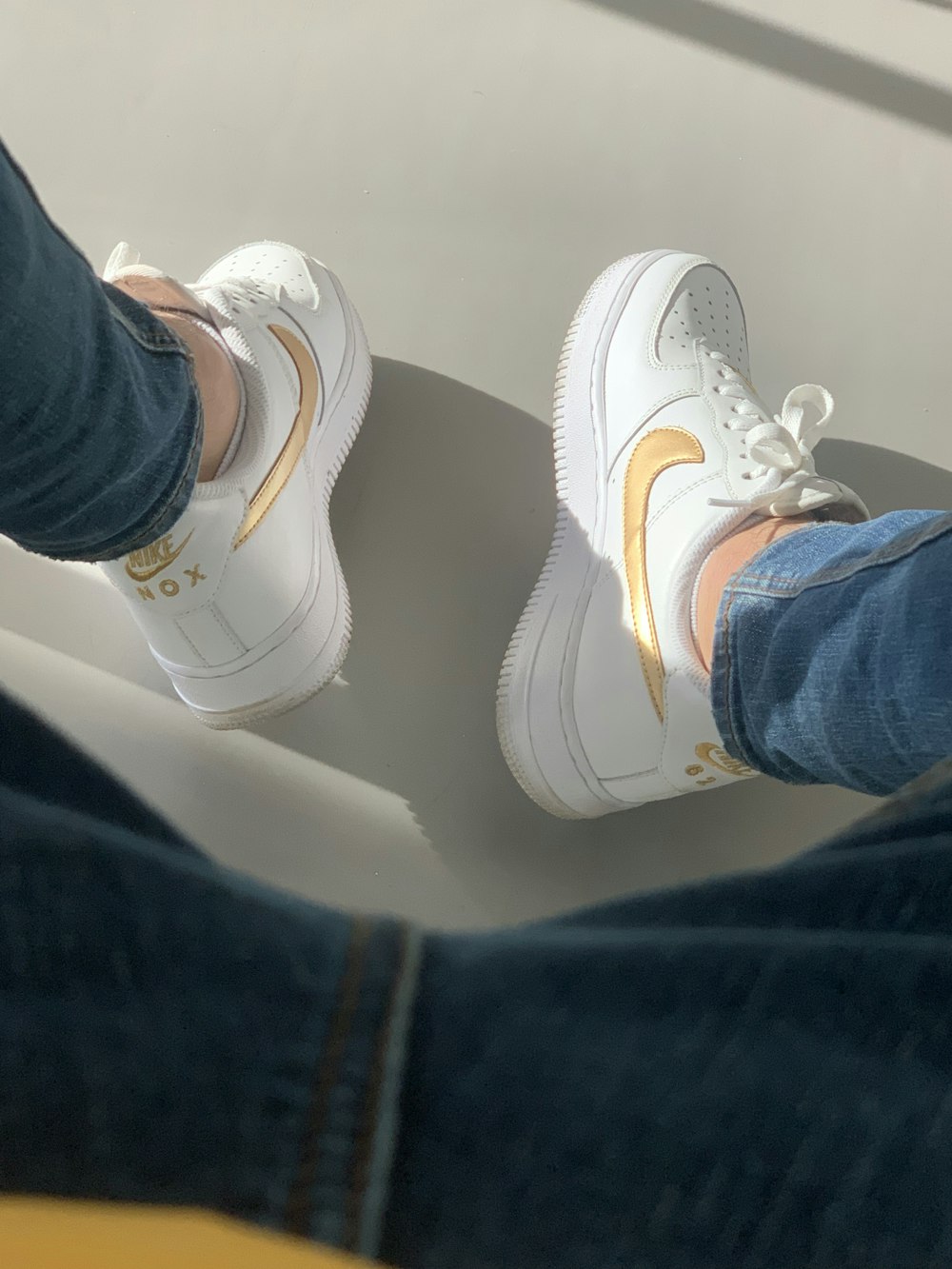 Foto Zapatillas Nike Air Force One blancas y doradas – Imagen Gris gratis  en Unsplash