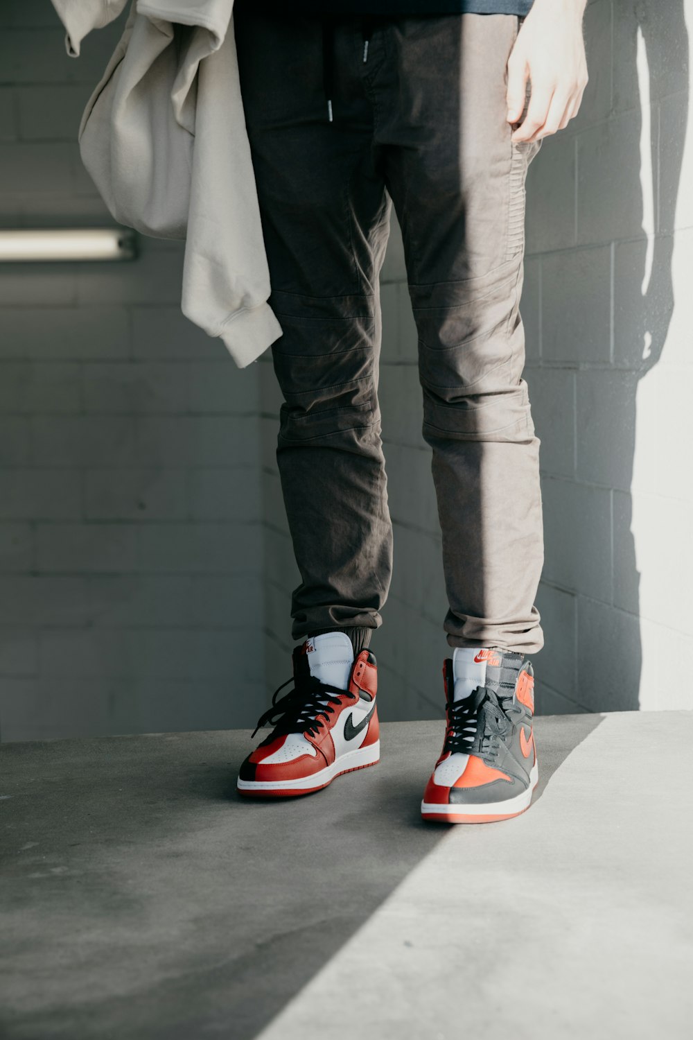 par de zapatillas de baloncesto Air Jordan 1 negras, rojas y blancas