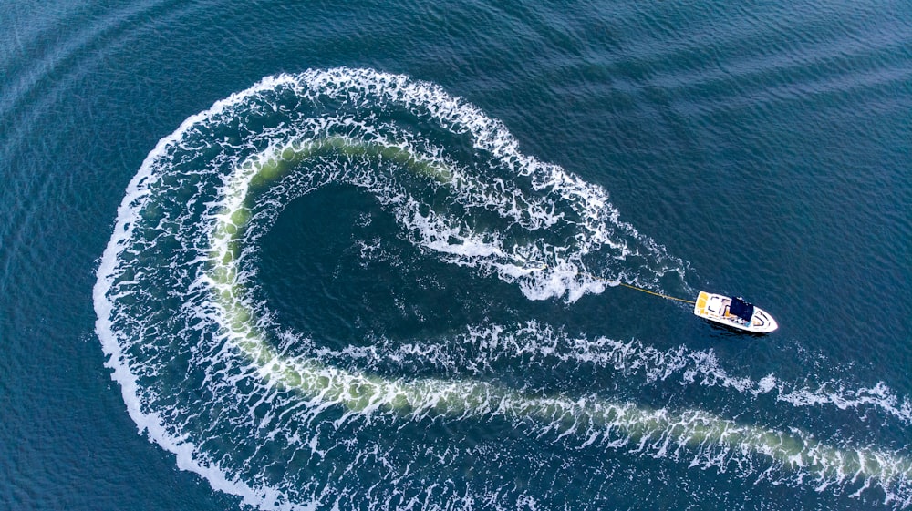 Vue aérienne du bateau sur l’eau pendant la journée