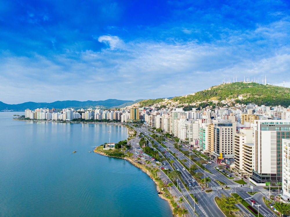 ville avec des immeubles de grande hauteur regardant la mer bleue sous un ciel bleu et blanc