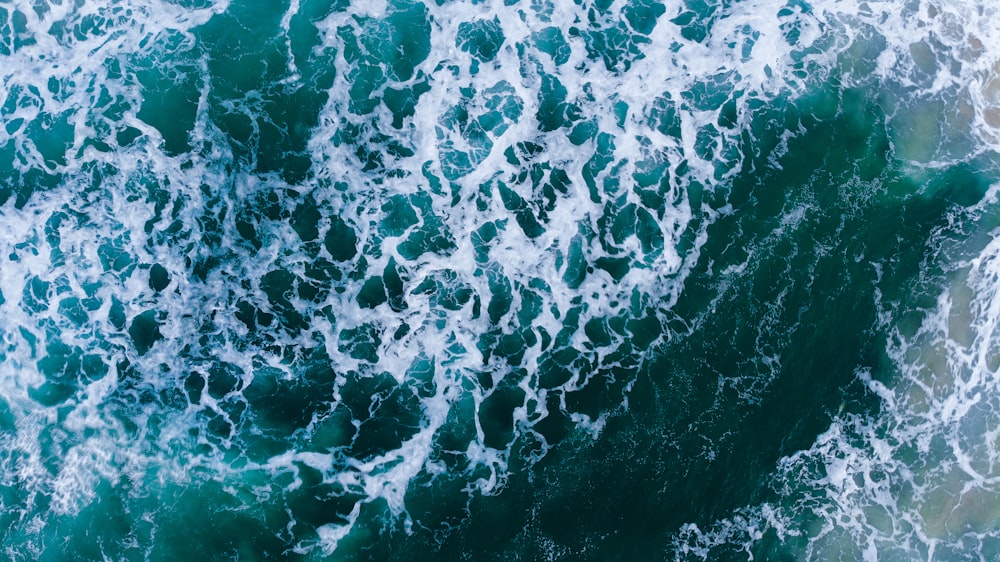 olas marinas durante el día