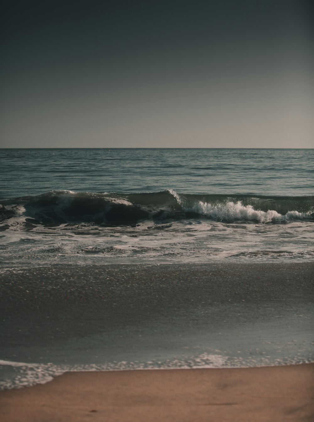 日中の海の波