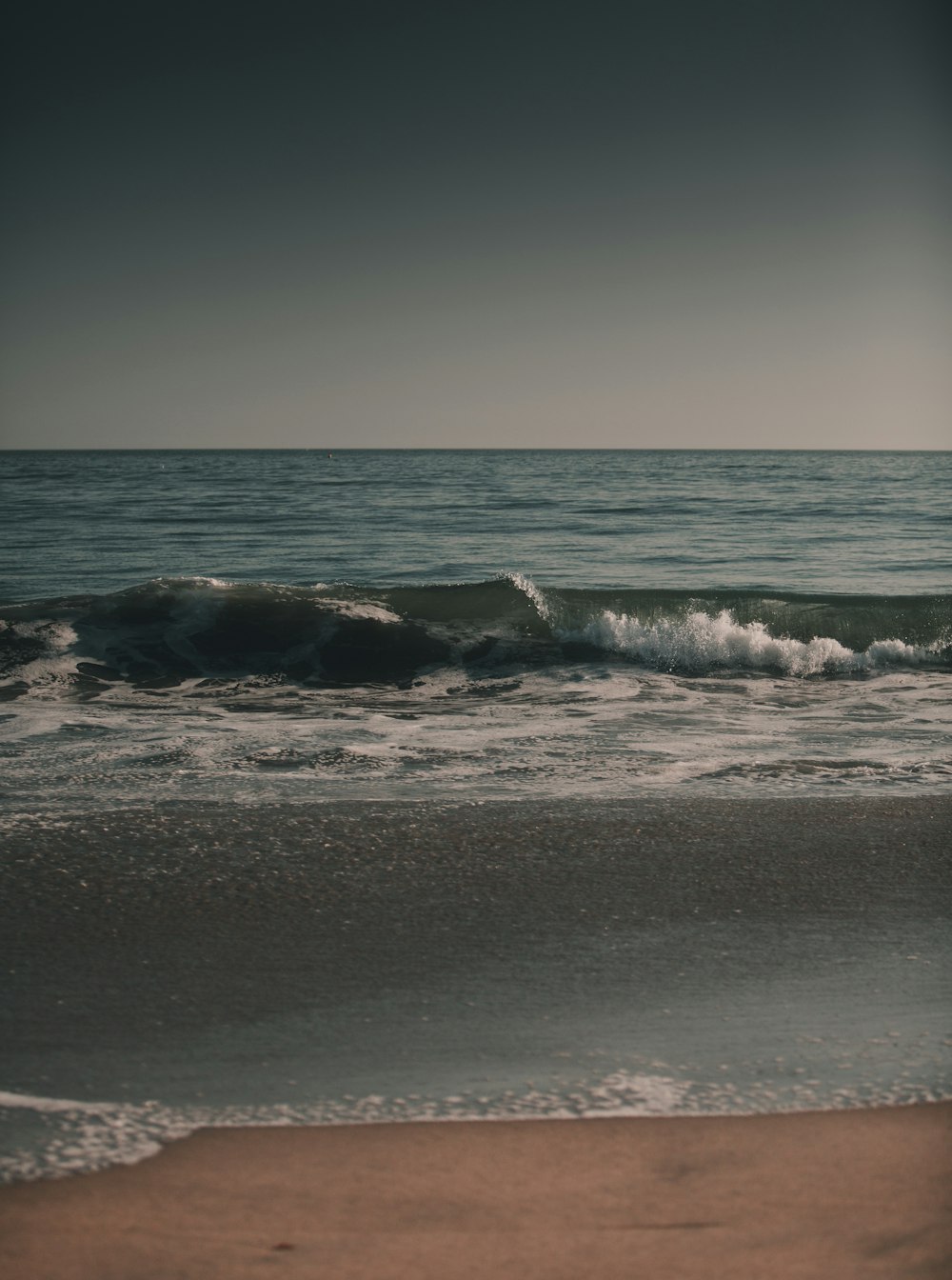 sea waves during daytime