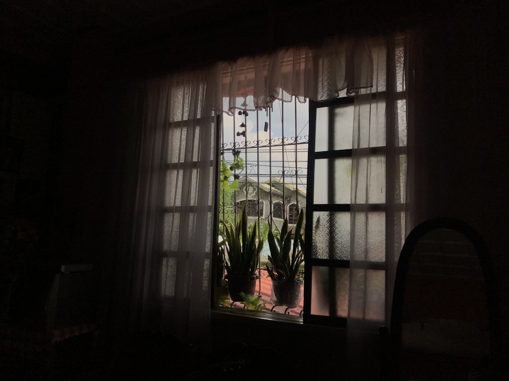 tenda bianca in una finestra durante il giorno