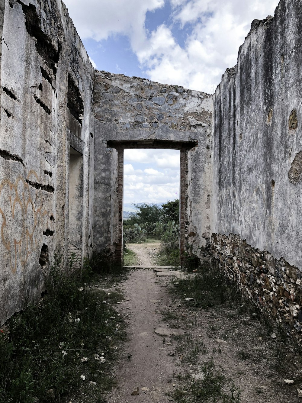 grey concrete ruins close-up photography