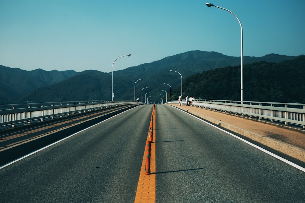 昼間は道路の真ん中にある赤いボルスター