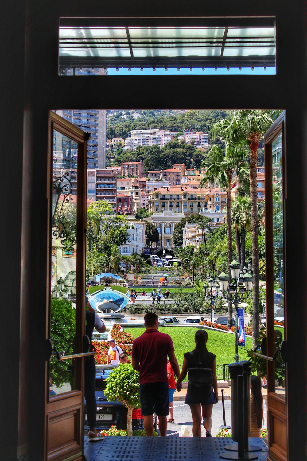 homem e mulher de pé na frente da porta aberta de mãos dadas