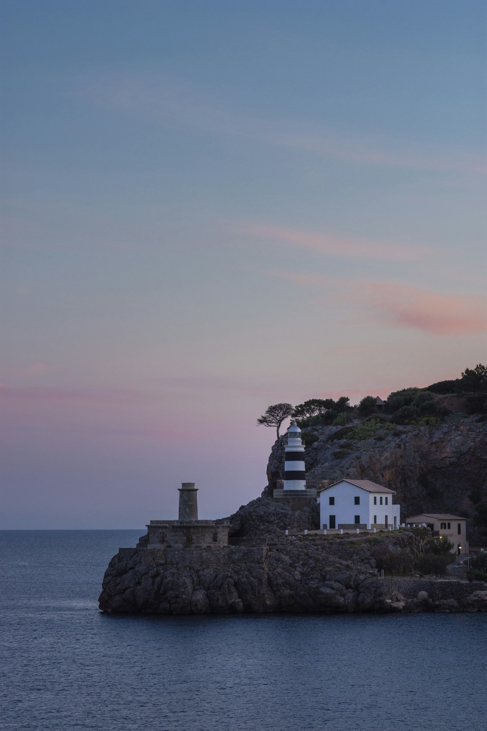 Casa blanca y marrón junto al cuerpo de agua en la hora dorada