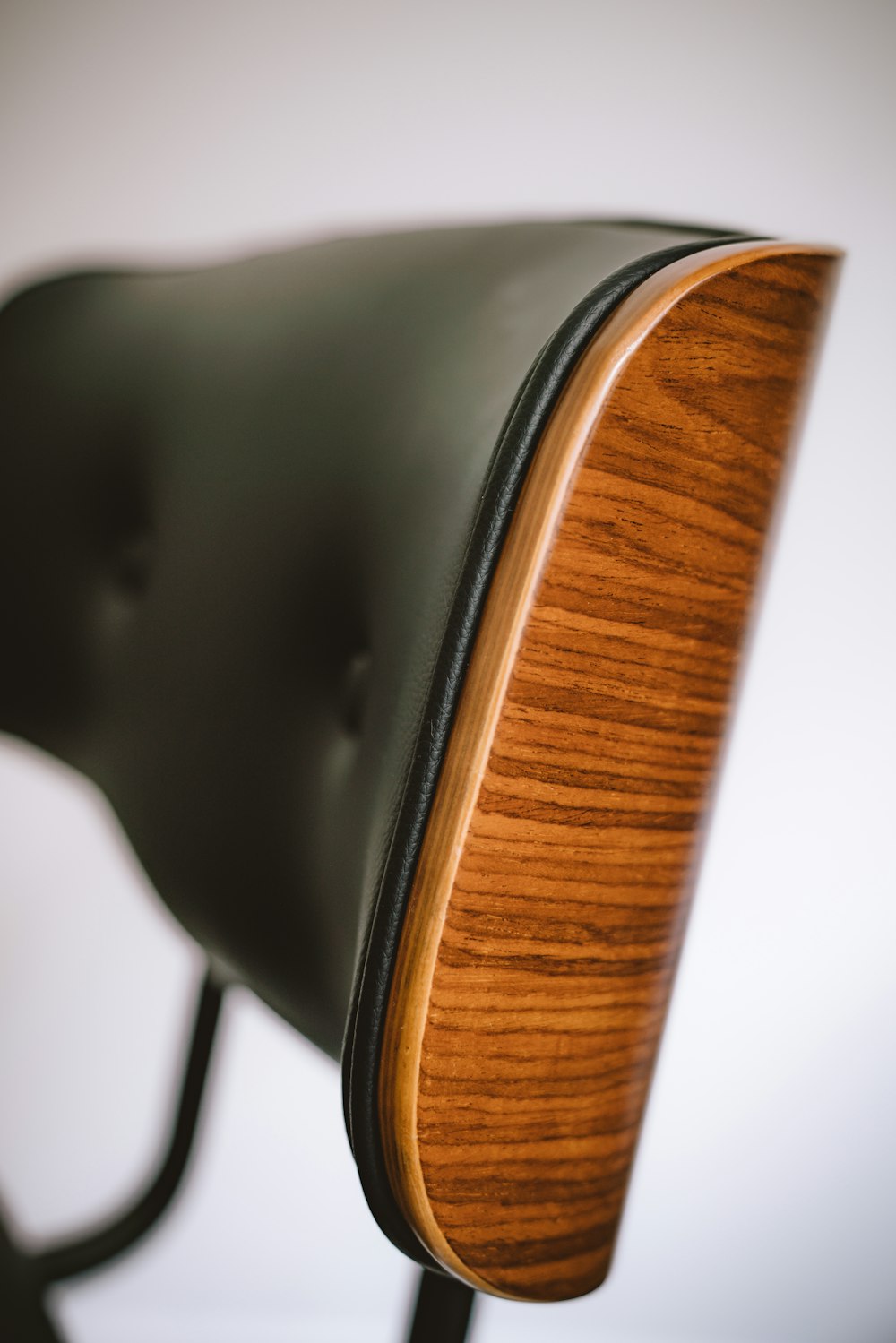 茶色の木製椅子