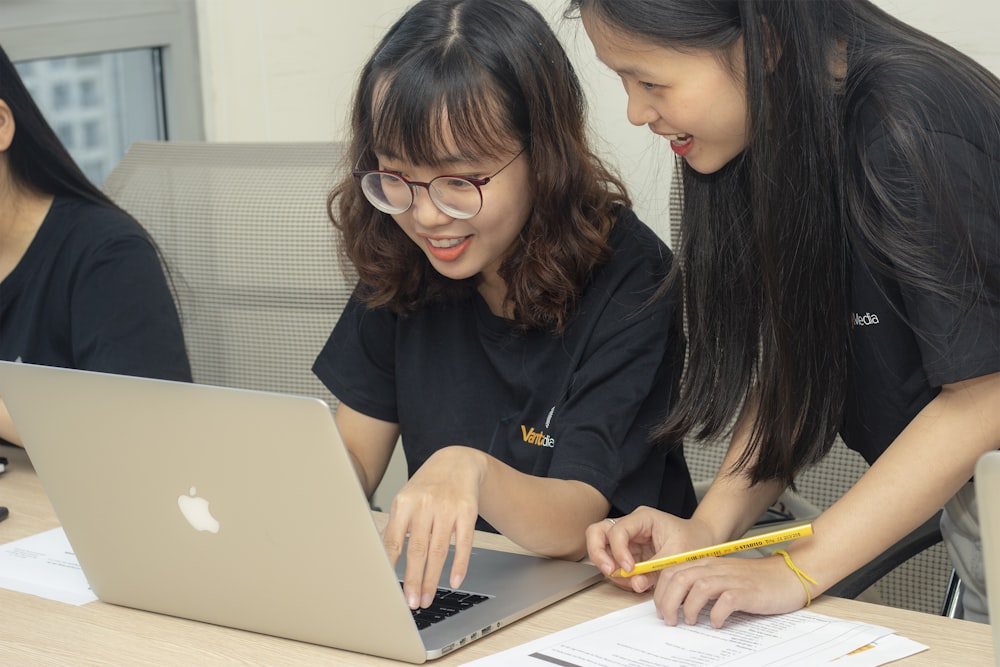 femme utilisant MacBook