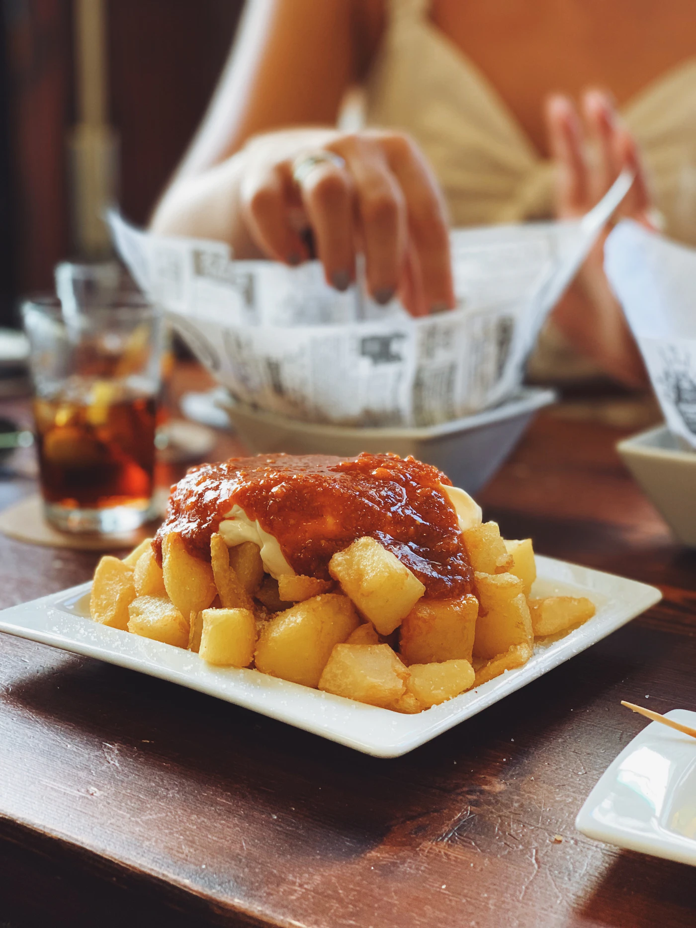 Patatas bravas, tapa típica española, Sitges, Barcelona — gastronomía en Europa