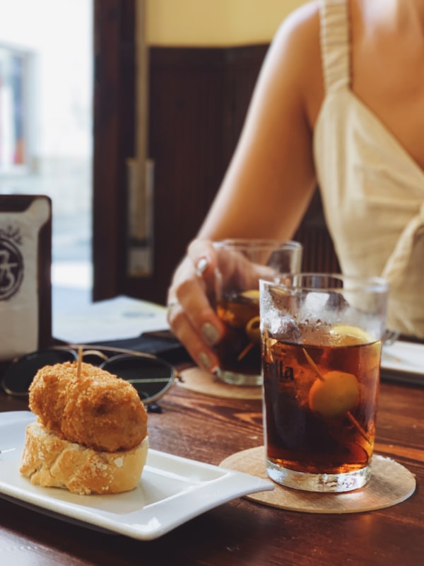Tapas y vermut sobre una mesa de madera