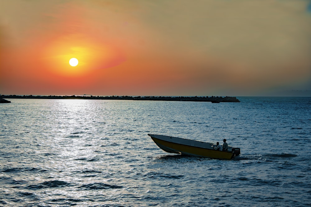 Boot im Meer während der goldenen Stunde