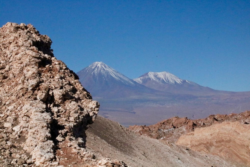ein Felsvorsprung mit einem Berg im Hintergrund