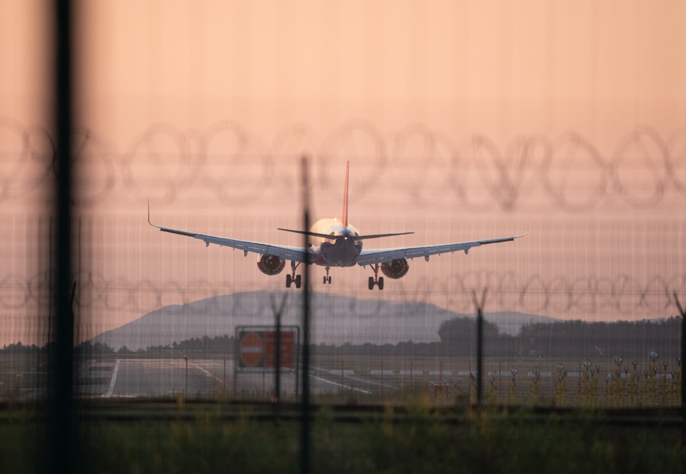 Airbus blanco aterrizando en la pista