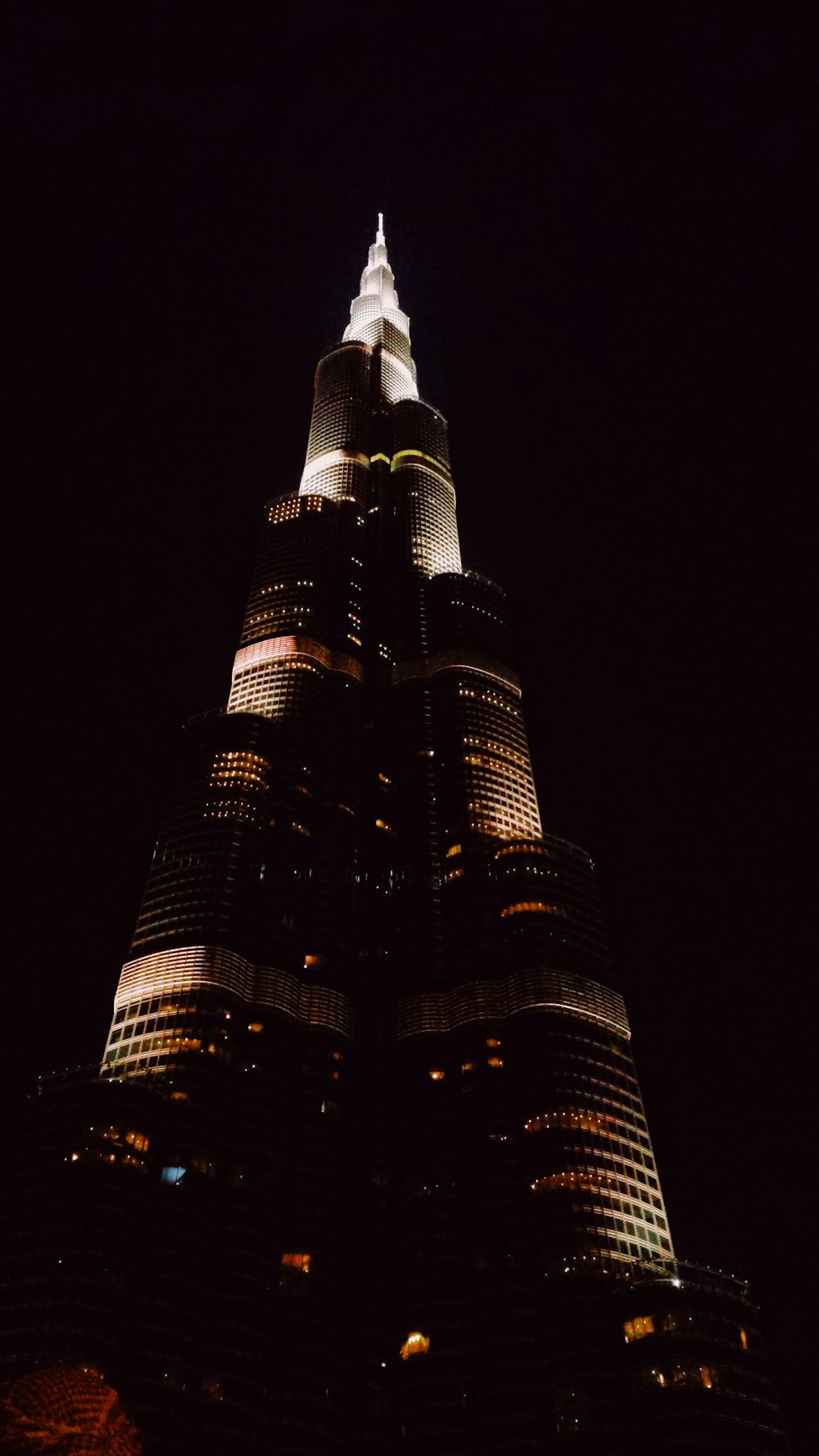 Torre negra y naranja durante el día