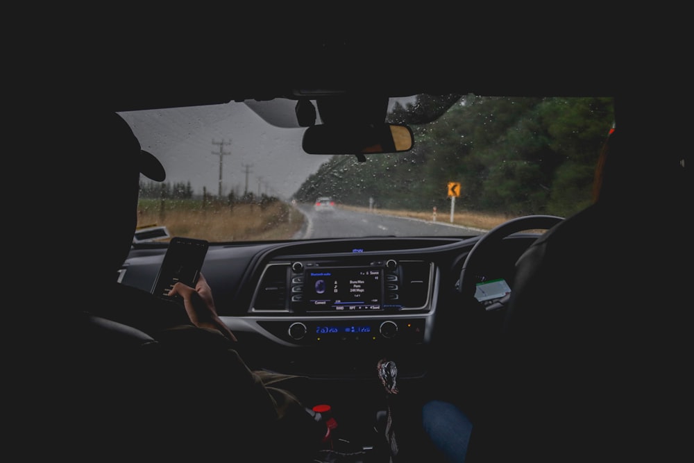 black vehicle steering wheel