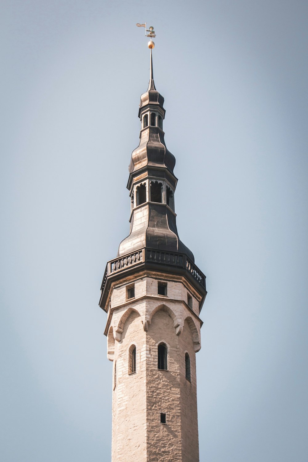 Torre de hormigón blanco