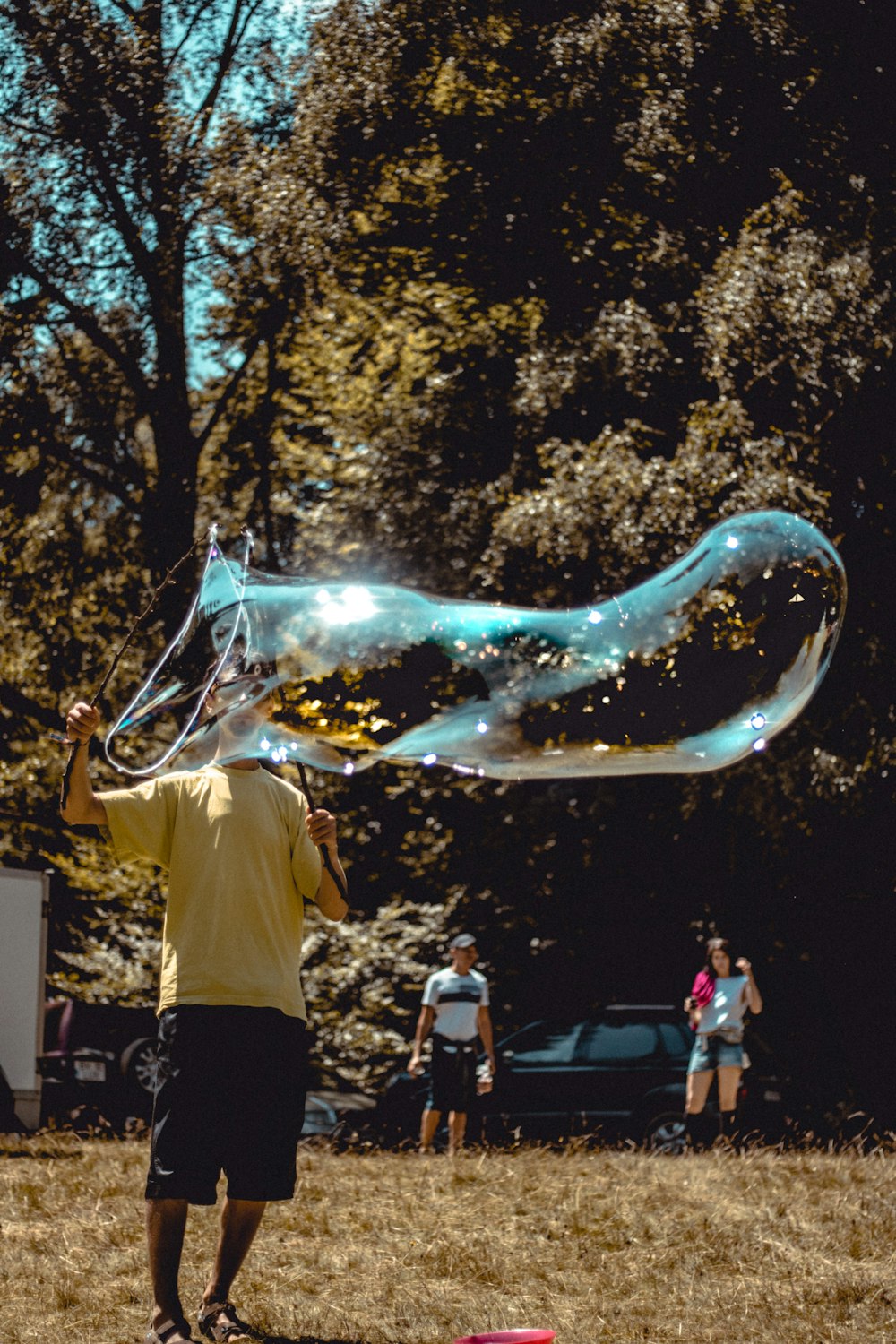 hombre haciendo burbuja