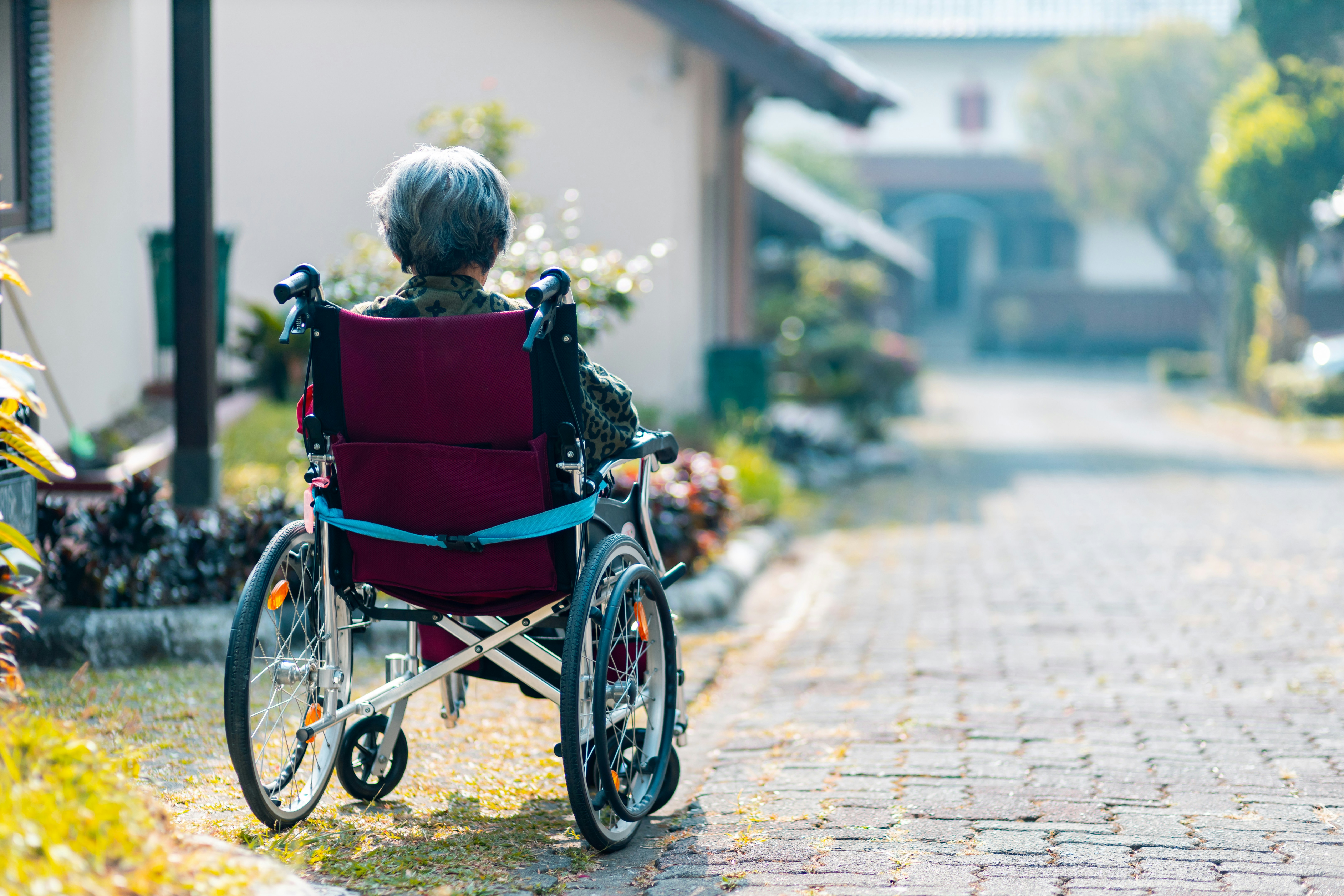 Une femme en fauteuil roulant. | Photo : Unsplash