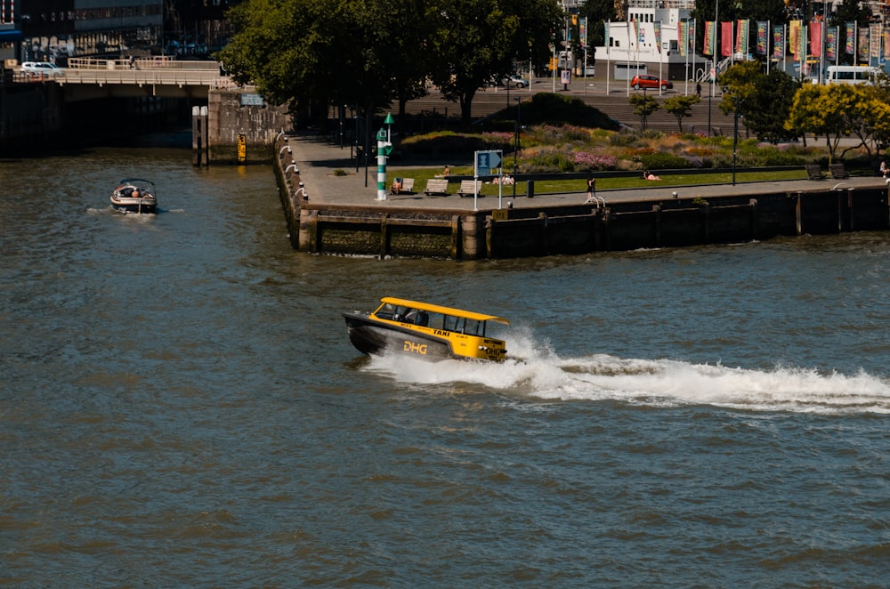 gelbes und schwarzes Boot auf Gewässer