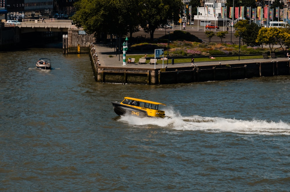 Bateau jaune et noir sur plan d’eau