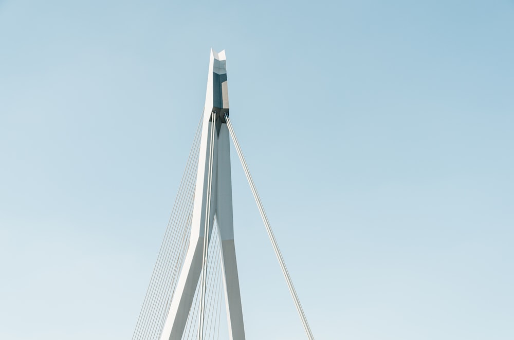 Pont de câbles blanc sous un ciel bleu clair