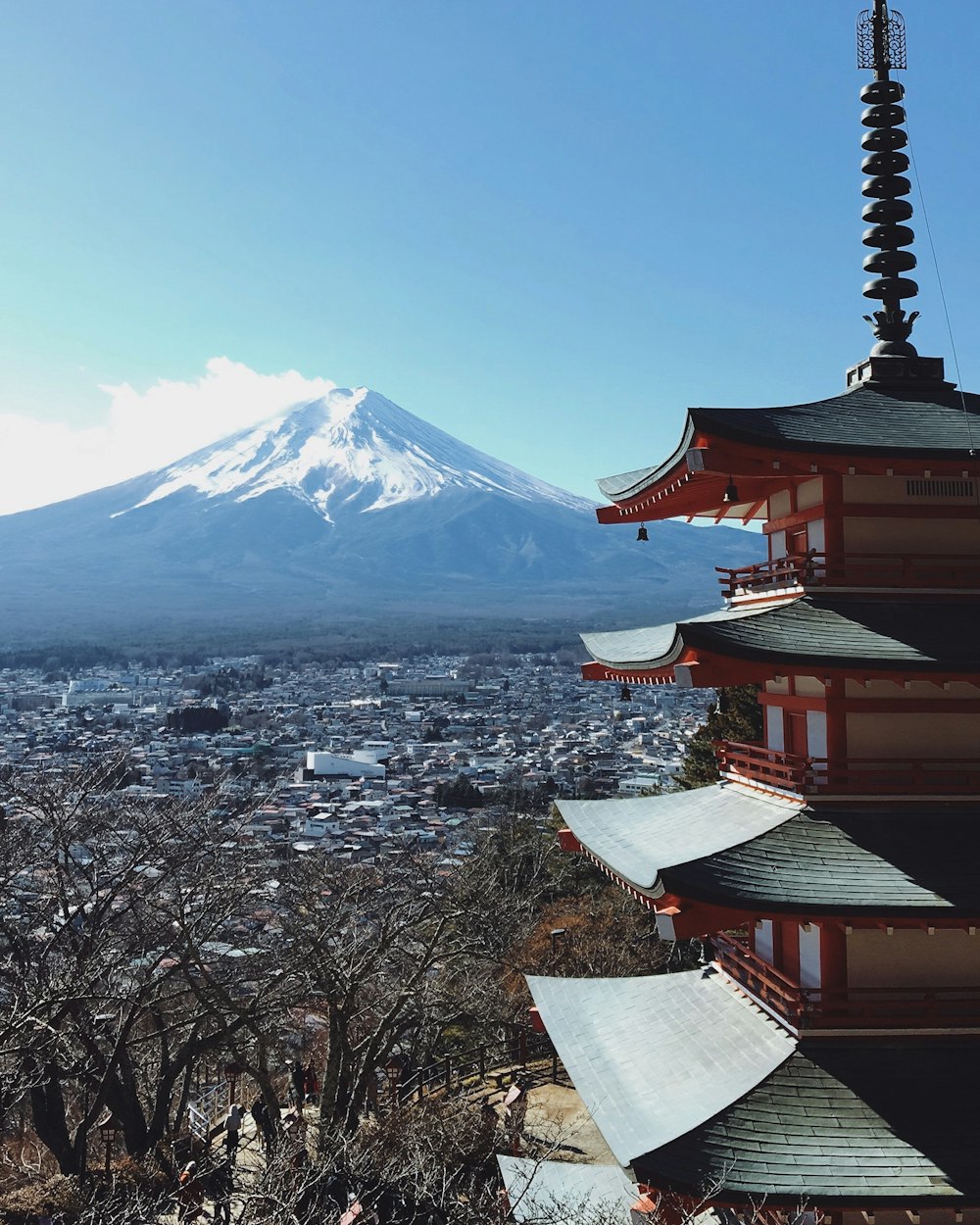 Temple de la pagode rouge, grise et brune près du mont Fuji