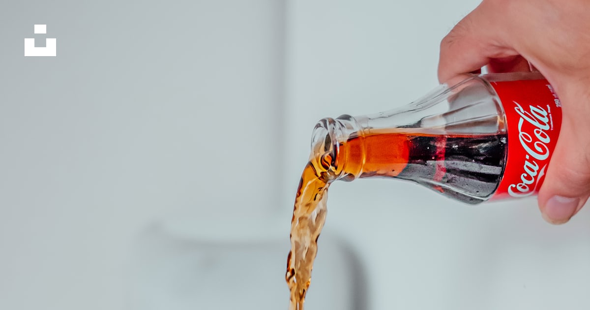 1 Bouteille De Coca Pour Combien De Personnes Aïe! 16+ Listes De Coca Cola Bouteille Verre! Pour Les Collectionneurs 29 Personne tenant une bouteille de Coca-Cola photo – Photo L'Iran