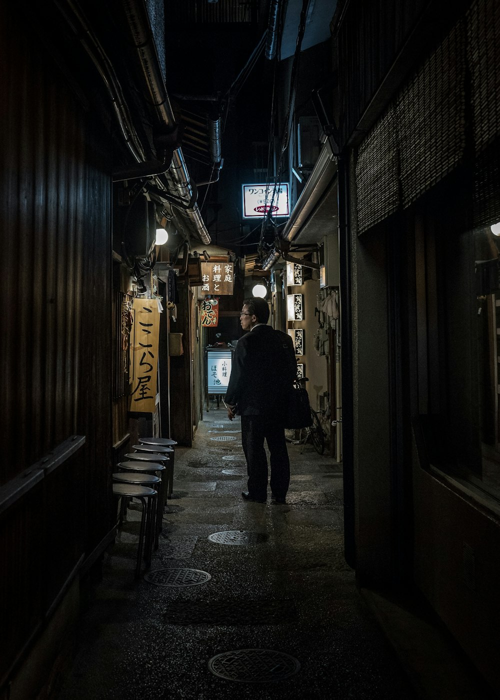 man standing on focus photography